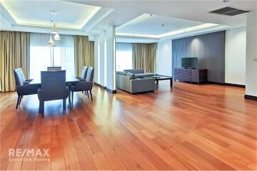 Luxurious Condo near BTS Phloen Chit with Royal Residence Park View