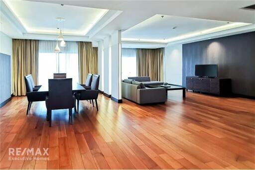 Luxurious Condo near BTS Phloen Chit with Royal Residence Park View