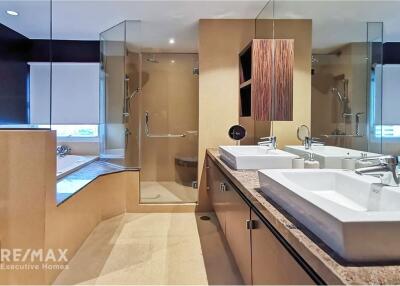 Luxurious Condo near BTS Phloen Chit with Royal Residence Park View