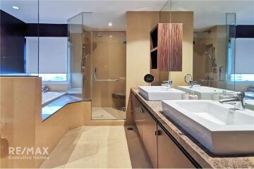 Luxurious Condo near BTS Phloen Chit with Royal Residence Park View