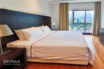 Luxurious Condo near BTS Phloen Chit with Royal Residence Park View