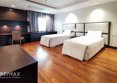 Luxurious Condo near BTS Phloen Chit with Royal Residence Park View