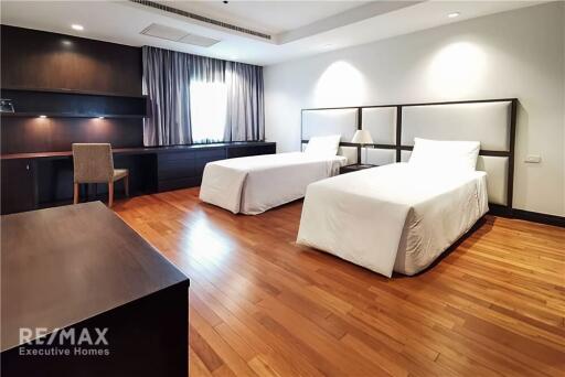 Luxurious Condo near BTS Phloen Chit with Royal Residence Park View