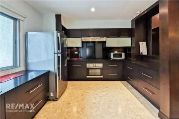 Luxurious Condo near BTS Phloen Chit with Royal Residence Park View