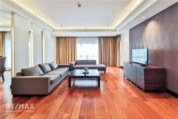 Luxurious Condo near BTS Phloen Chit with Royal Residence Park View