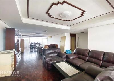 Pet Friendly 3 Bedroom Condo with Balcony for Rent in Thonglor