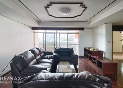 Pet Friendly 3 Bedroom Condo with Balcony for Rent in Thonglor