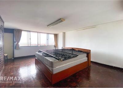 Pet Friendly 3 Bedroom Condo with Balcony for Rent in Thonglor