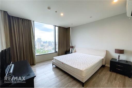 Modern Duplex with 3 Bedrooms near Sathon BTS Chong Nonsi - Ideal Condo Living