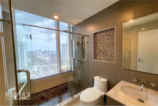 Modern Duplex with 3 Bedrooms near Sathon BTS Chong Nonsi - Ideal Condo Living