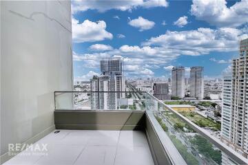 Modern Duplex with 3 Bedrooms near Sathon BTS Chong Nonsi - Ideal Condo Living