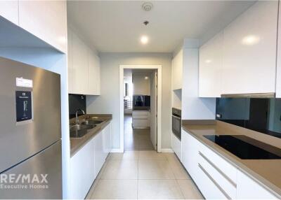 Modern Duplex with 3 Bedrooms near Sathon BTS Chong Nonsi - Ideal Condo Living