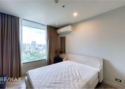 Modern Duplex with 3 Bedrooms near Sathon BTS Chong Nonsi - Ideal Condo Living