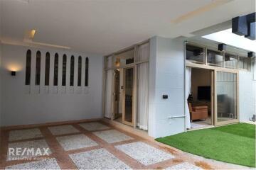 Pet Friendly Newly Renovated 2 Bedroom Townhouse in Ekkamai Compound