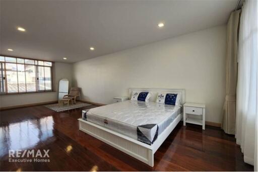 Pet Friendly Newly Renovated 2 Bedroom Townhouse in Ekkamai Compound