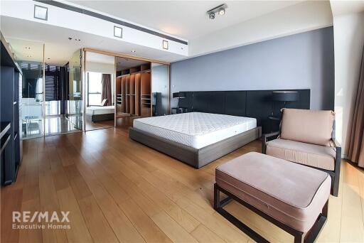 Spacious 3 Bedroom High Floor Condo near BTS Chong Nonsi (11 Mins Walk)