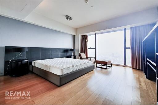 Spacious 3 Bedroom High Floor Condo near BTS Chong Nonsi (11 Mins Walk)