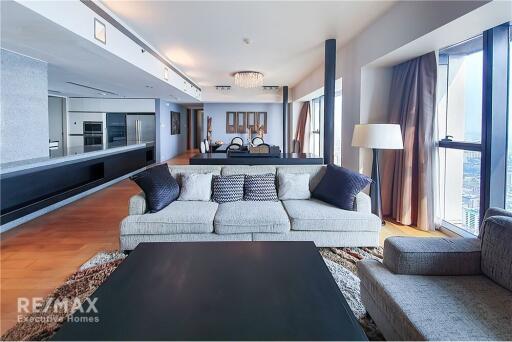 Spacious 3 Bedroom High Floor Condo near BTS Chong Nonsi (11 Mins Walk)