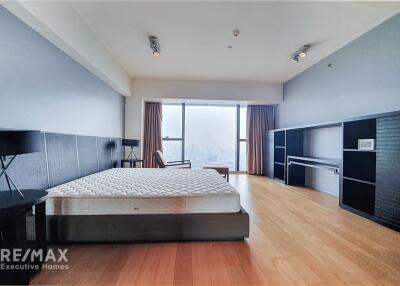 Spacious 3 Bedroom High Floor Condo near BTS Chong Nonsi (11 Mins Walk)