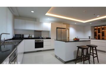 Cat Friendly Spacious Renovated 4 Bedroom Penthouse near BTS Promphong for Rent