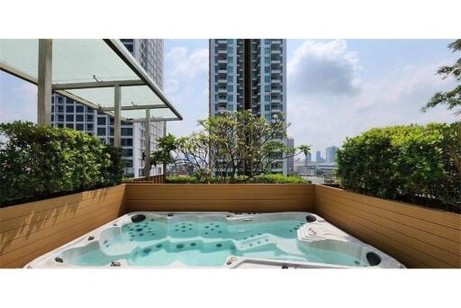 Cat Friendly Spacious Renovated 4 Bedroom Penthouse near BTS Promphong for Rent