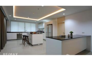 Cat Friendly Spacious Renovated 4 Bedroom Penthouse near BTS Promphong for Rent