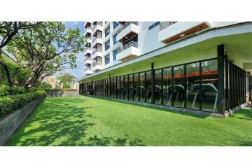 Cat Friendly Spacious Renovated 4 Bedroom Penthouse near BTS Promphong for Rent