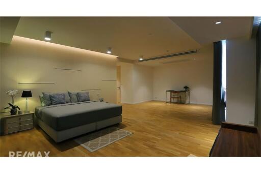 Cat Friendly Spacious Renovated 4 Bedroom Penthouse near BTS Promphong for Rent