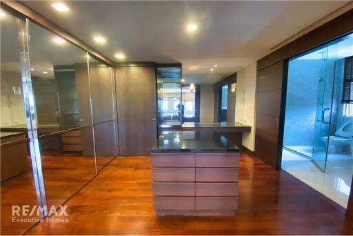 Luxurious 4-Bed Penthouse with Maid