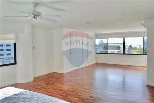 Pet-Friendly 31 Bedroom Condo with Big Balcony in Newly Renovated Thonglor Development