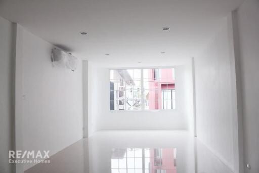 Pet Friendly 3 Bedroom Townhouse in Sukhumvit 63, Perfect for Home Office