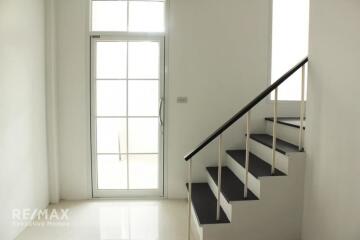 Pet Friendly 3 Bedroom Townhouse in Sukhumvit 63, Perfect for Home Office