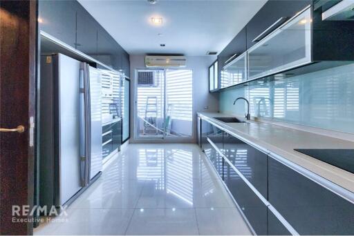 Luxurious 4 Bedroom Penthouse with Exclusive Floor, Pet-Friendly, near BTS Phrom Phong