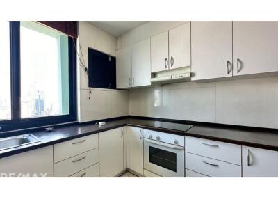 Spacious 2 Bedrooms Condo for Sale on High Floor @ Lake Green  9 Mins Walk to BTS Nana