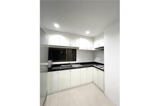 For Rent: Acadamia Grand Tower - Spacious 2 Bedrooms, Newly Renovated, 8 Mins Walk to BTS Phrom Phong