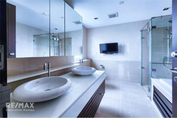 Luxurious 4 Bedroom Penthouse with Exclusive Floor, Pet Friendly, Near BTS Phrom Phong