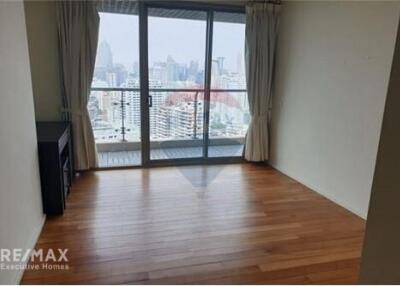 Spacious 3 Bedroom Condo with Lake View and Big Balcony near BTS Asok