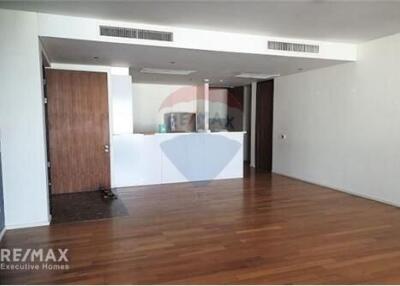 Spacious 3 Bedroom Condo with Lake View and Big Balcony near BTS Asok