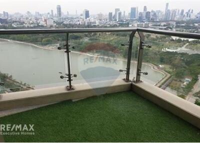 Spacious 3 Bedroom Condo with Lake View and Big Balcony near BTS Asok