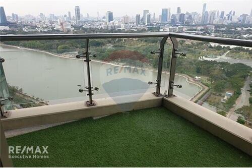 Spacious 3 Bedroom Condo with Lake View and Big Balcony near BTS Asok