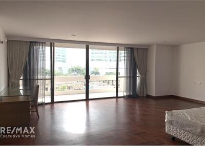 Pet Friendly - Spacious 3 Bedroom Renovated Condo for Rent at Asoke