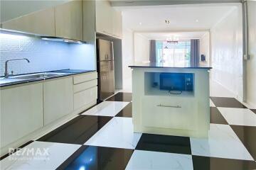 Modern 3 Bedroom Townhouse in Sukhumvit 65 - Prime Location