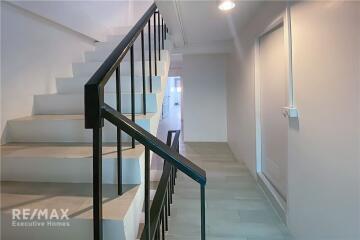 Modern 3 Bedroom Townhouse in Sukhumvit 65 - Prime Location