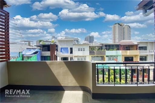 Modern 3 Bedroom Townhouse in Sukhumvit 65 - Prime Location