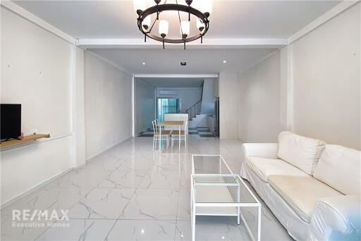 Modern 3 Bedroom Townhouse in Sukhumvit 65 - Prime Location