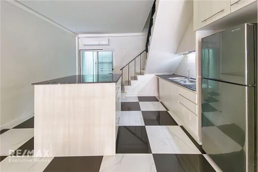 Modern 3 Bedroom Townhouse in Sukhumvit 65 - Prime Location