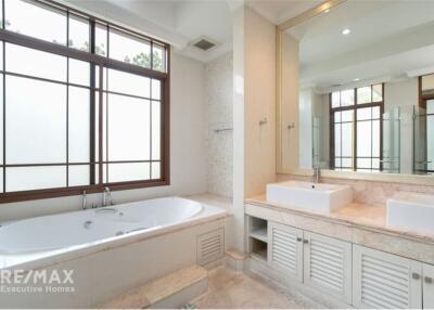 Charming 4 Bedroom Detached House with Private Swimming Pool in Sansiri Sukhumvit 67