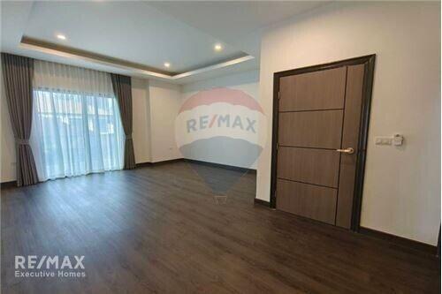 For Rent: Spacious 3-Storey Detached House with 4 Bedrooms in Sukhumvit 65