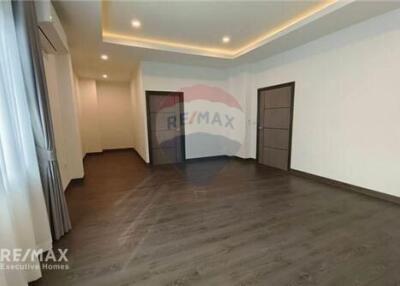 For Rent: Spacious 3-Storey Detached House with 4 Bedrooms in Sukhumvit 65