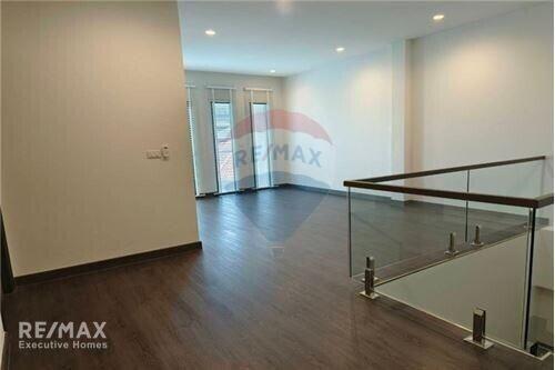 For Rent: Spacious 3-Storey Detached House with 4 Bedrooms in Sukhumvit 65